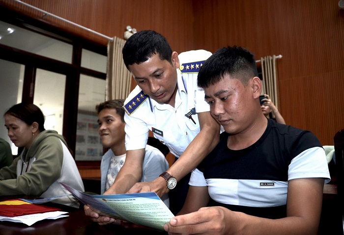 Tuyên truyền, vận động ngư dân Lý Sơn chống khai thác IUU