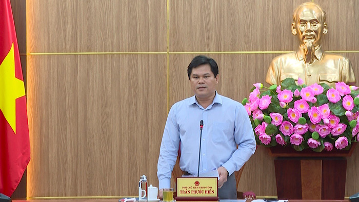 Phó Chủ tịch UBND tỉnh Trần Phước Hiền báo cáo các nội dung liên quan đến dự án đường bộ cao tốc Bắc - Nam phía Đông