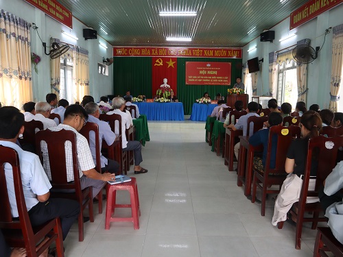 Phó Bí thư Tỉnh ủy Đinh Thị Hồng Minh tiếp xúc cử tri xã Long Hiệp.