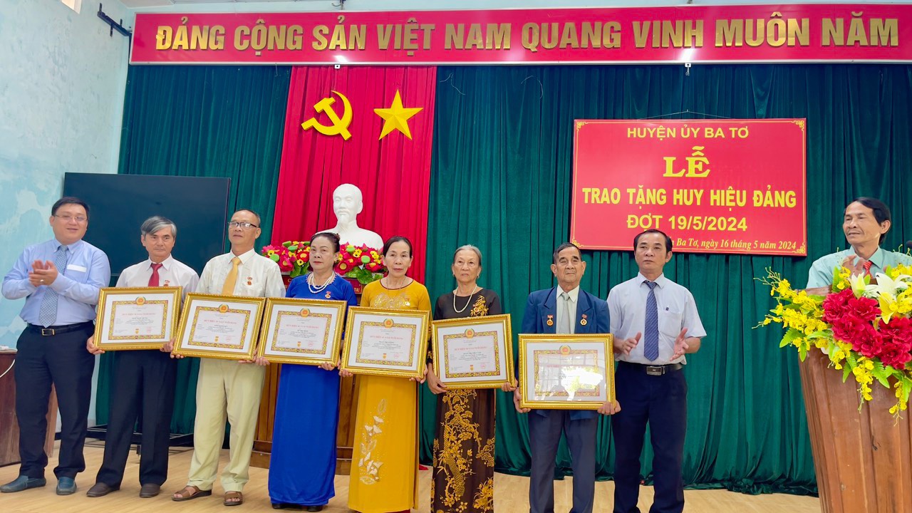 Lễ trao tặng Huy hiệu Đảng đợt 19/5/2024 tại thị trấn Ba Tơ