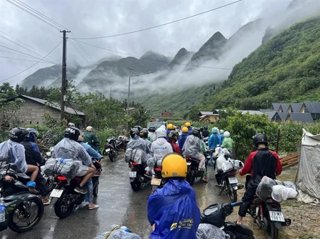 Police assist 400 foreign tourists stranded by floods in Hà Giang