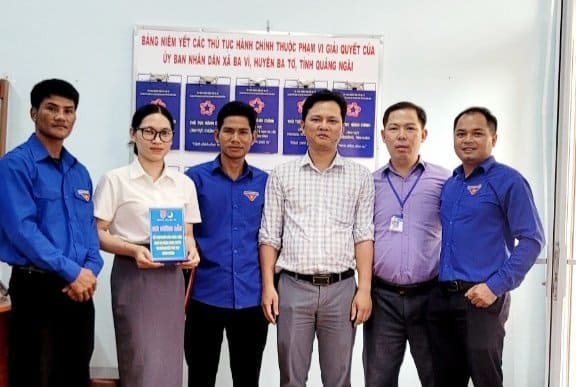Đoàn Thanh niên Cộng sản Hồ Chí Minh xã Ba Vì đẩy mạnh thực hiện Hỗ trợ công dân nộp hồ sơ trực tuyến, thanh toán trực tuyến tại Bộ phận Một cửa xã