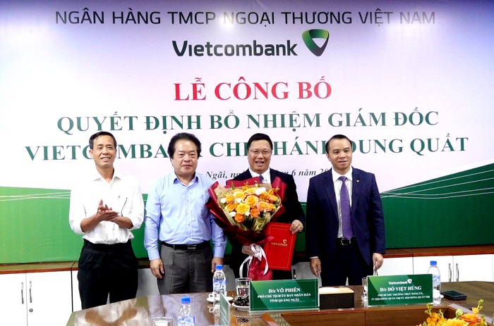 Phó Chủ tịch UBND tỉnh Võ Phiên dự lễ công bố nhân sự Ngân hàng Vietcombank Dung Quất