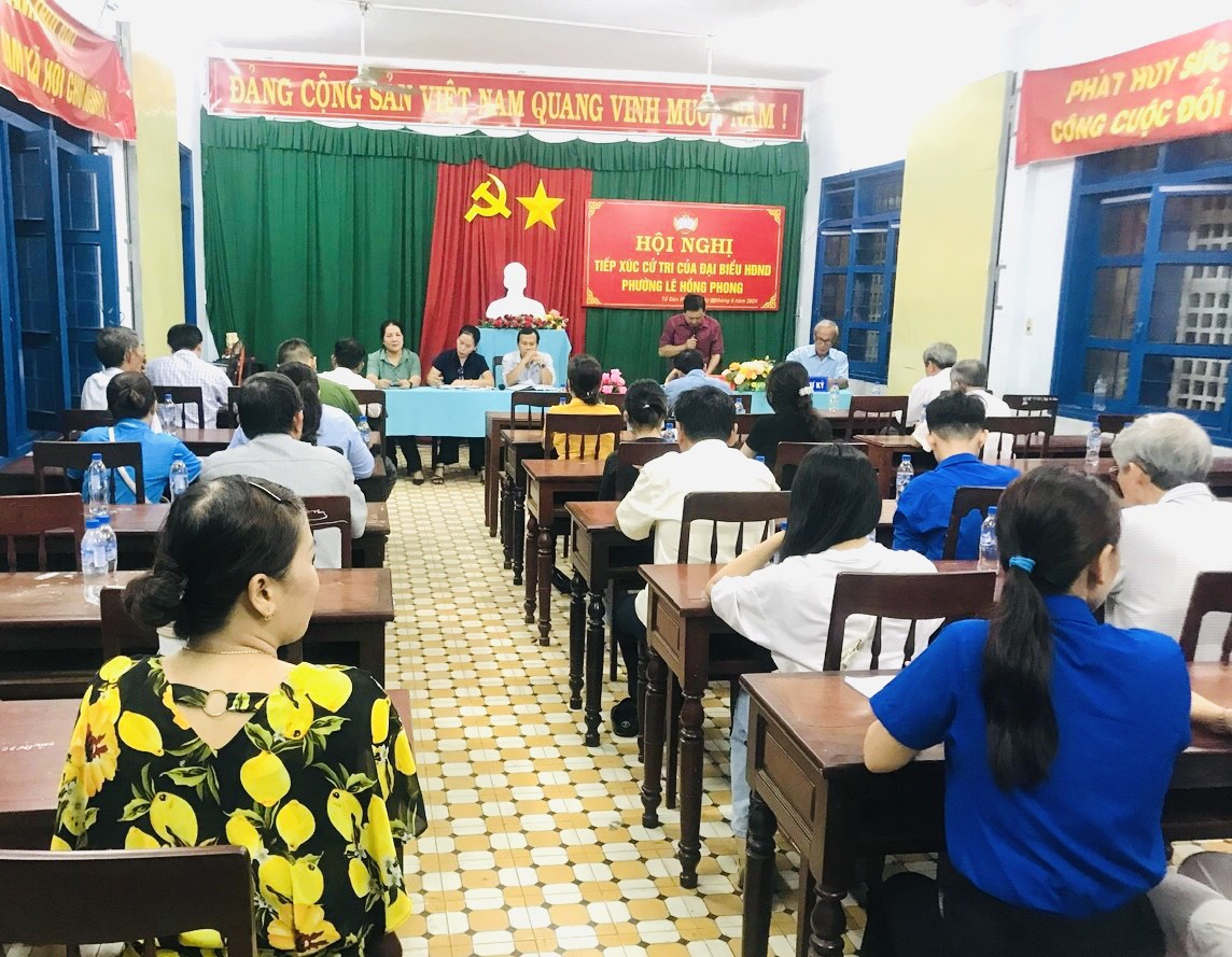 Thường trực HĐND phối hợp UBMTTQ Việt Nam phường Lê Hồng Phong tổ chức Hội nghị tiếp xúc cử tri của đại biểu HĐND phường Lê Hồng Phong tại 6 Tổ dân phố để chuẩn bị trước kỳ họp thường lệ giữa năm 2024.
