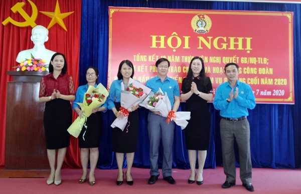 Đồng chí Nguyễn Thị Việt Hiển được bầu giữ chức Phó Chủ tịch Liên đoàn Lao động tỉnh