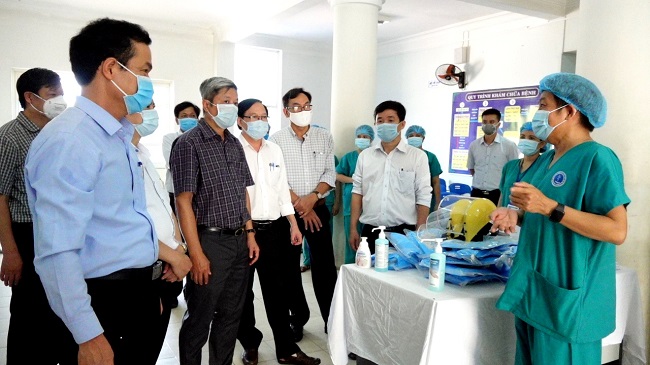 Thứ trưởng Bộ Y tế Nguyễn Trường Sơn kiểm tra thực tế quy trình an toàn phòng chống Covid-19 tại các bệnh viện