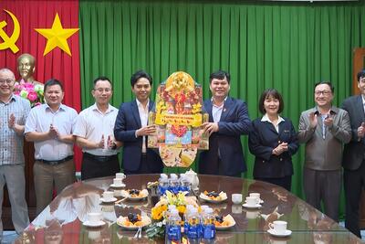Lãnh đạo tỉnh thăm, chúc Tết Công ty Cổ phần Nông sản thực phẩm Quảng Ngãi