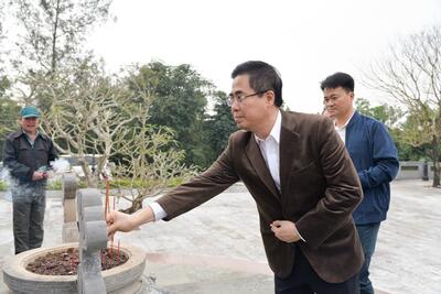 Chủ tịch UBND tỉnh Nguyễn Hoàng Giang dâng hương mộ Cụ Huỳnh Thúc Kháng- nguyên Quyền Chủ tịch nước