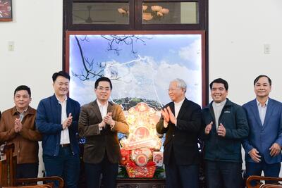 Chủ tịch UBND tỉnh Nguyễn Hoàng Giang thăm, chúc Tết  linh mục Văn Ngọc Anh, Hạt trưởng Hạt Công giáo Quảng Ngãi