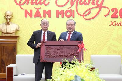 Phó Tỉnh trưởng, Chủ tịch Hội hữu nghị Lào - Việt Nam tỉnh Champasak Somboun Hueangvon tặng quà lưu niệm Phó Chủ tịch Thường trực UBND tỉnh Trần Hoàng Tuấn