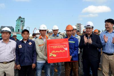 Chủ tịch UBND tỉnh Nguyễn Hoàng Giang tặng quà, động viên cán bộ, kỹ sư, công nhân đang thi công các dự án.