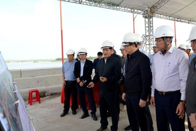 Chủ tịch UBND tỉnh Nguyễn Hoàng Giang kiểm tra tiến độ thi công dự án Cầu và đường nối trung tâm huyện lỵ Sơn Tịnh đến huyện Tư Nghĩa ( Cầu Trà Khúc 3)