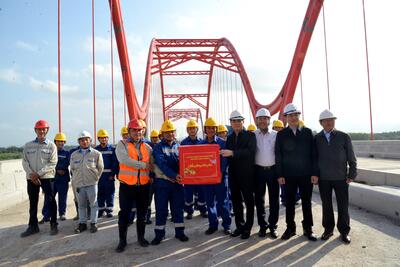 Chủ tịch UBND tỉnh Nguyễn Hoàng Giang tặng quà, động viên cán bộ, kỹ sư, công nhân đang thi công các dự án.