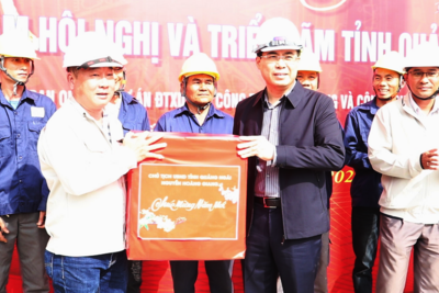 Chủ tịch UBND tỉnh Nguyễn Hoàng Giang tặng quà, động viên cán bộ, kỹ sư, công nhân đang thi công các dự án.