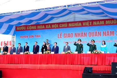 Các đồng chí lãnh đạo tỉnh dự Lễ giao, nhận quân tại huyện Sơn Tịnh