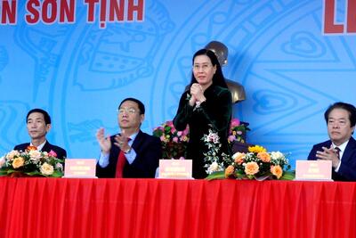 Ủy viên Ban Chấp hành Trung ương Đảng, Bí thư Tỉnh ủy, Chủ tịch HĐND tỉnh Bùi Thị Quỳnh Vân dự lễ Giao, nhận quân