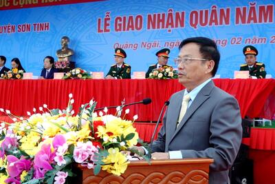 Chủ tịch UBND huyện Sơn Tịnh Phạm Xuân Vinh phát lệnh giao quân năm 2025 tại huyện Sơn Tịnh