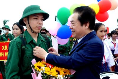 Phó Chủ tịch UBND tỉnh Võ Phiên dặn dò, động niên thanh niên trước giờ nhập ngũ