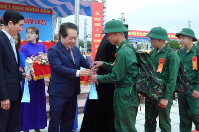 Các đồng chí lãnh đạo tỉnh tặng hoa chúc mừng các tân binh