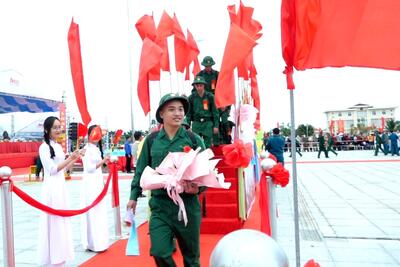Các tân binh bước qua cầu vinh quang, chính thức trở thành người lính Cụ Hồ