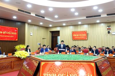 Chủ tịch UBND tỉnh Nguyễn Hoàng Giang báo cáo tại buổi làm việc