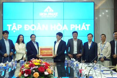 Thủ tướng Chính phủ Phạm Minh Chính tặng quà cho Công ty Cổ phần thép Hòa Phát Dung Quất