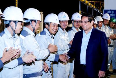 Thủ tướng Chính phủ Phạm Minh Chính thăm, động viên công nhân đang làm việc tại Khu Liên hợp sản xuất gang thép Hòa Phát Dung Quất