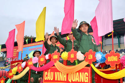 Thanh niên TP.Quảng Ngãi bước qua cầu vinh quang lên đường nhập ngũ