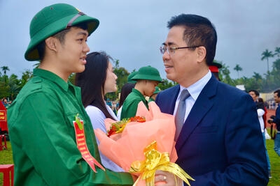 Chủ tịch UBND tỉnh Nguyễn Hoàng Giang tặng hoa chúc mừng các tân binh lên đường nhập ngũ