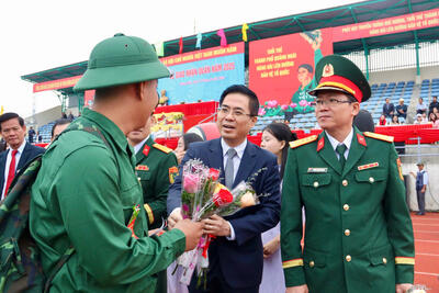 Chủ tịch UBND tỉnh Nguyễn Hoàng Giang trao hoa, dặn dò các tân binh TP.Quảng Ngãi trước khi bước qua cầu vinh quang thực hiện nghĩa vụ quân sự