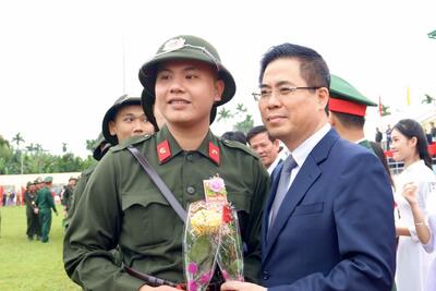 Chủ tịch UBND tỉnh Nguyễn Hoàng Giang tặng hoa, động viên tân binh lên đường nhập ngũ
