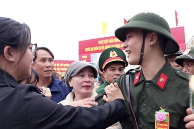 Thanh niên TP.Quảng Ngãi tạm biệt người thân hăng hái lên đường thực hiện nhiệm vụ