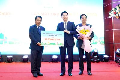 Tỉnh ủy, HĐND, UBND, UBMTTQ Việt Nam tỉnh tặng quà cho hội đồng hương Quảng Ngãi tại Hà Nội