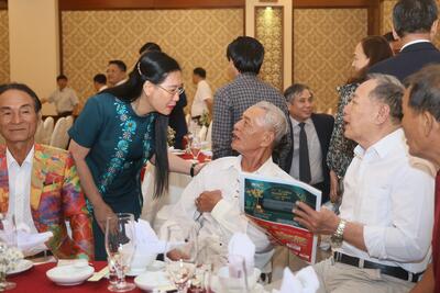 Ủy viên Trung ương Đảng, Bí thư Tỉnh ủy, Chủ tịch HĐND tỉnh Bùi Thị Quỳnh Vân ân cần thăm hỏi  bà con đồng hương Quảng Ngãi tại Bà Rịa - Vũng Tàu