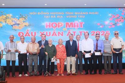 Phó Chủ tịch Thường trực UBND tỉnh Trần Hoàng Tuấn tặng quà chúc thọ các cục cao tuổi