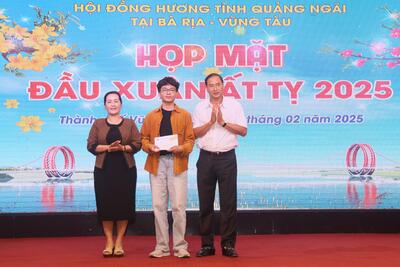 Phó Bí thư Tỉnh ủy Đinh Thị Hồng Minh trao học bổng cho  học sinh giỏi đạt thành tích cao trong các kỳ thi