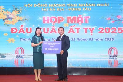 Tỉnh ủy, HĐND, UBND, UBMTTQ Việt Nam tỉnh tặng quà cho Ban Liên lạc Hội đồng hương  tỉnh Quảng Ngãi tại tỉnh Bà Rịa- Vũng Tàu