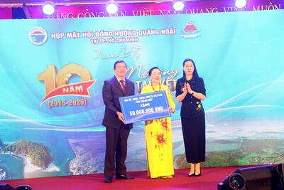 Tỉnh ủy, HĐND, UBND, UBMTTQ Việt Nam tỉnh trao tặng Hội Đồng hương Quảng Ngãi tại TP.Hồ Chí Minh 50 triệu đồng