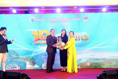 Hội đồng hương Quảng Ngãi tại Thành phố Hồ Chí Minh tặng quà lưu niệm cho tỉnh Quảng Ngãi