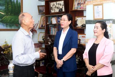 Các đồng chí lãnh đạo tỉnh thăm hỏi người thân của gia đình ông Phan Diệt ở quận Gò Vấp, TP.Hồ Chí Minh