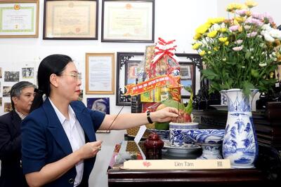 Ủy viên Trung ương Đảng, Bí thư Tỉnh ủy, Chủ tịch HĐND tỉnh Bùi Thị Quỳnh Vân và Đoàn công tác của tỉnh đến thăm gia đình đồng chí Trần Nam Trung