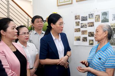 Các đồng chí lãnh đạo tỉnh ân cần thăm hỏi sức khỏe, đời sống và tặng quà cho các gia đình thành viên Đội Du kích Ba Tơ