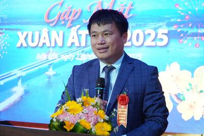 Phó Bí thư Thường trực Tỉnh ủy, Trưởng Đoàn đại biểu Quốc hội tỉnh Đặng Ngọc Huy phát biểu tại buổi gặp mặt