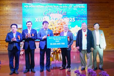 Lãnh đạo tỉnh Quảng Ngãi  trao tặng kinh phí  hỗ trợ các chương trình, hoạt động của Hội đồng hương