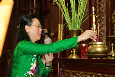 Bí thư Tỉnh ủy, Chủ tịch HĐND tỉnh Bùi Thị Quỳnh Vân dâng hương tại Khu lưu niệm Thủ tướng Phạm Văn Đồng