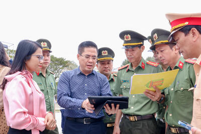 Chủ tịch UBND tỉnh Nguyễn Hoàng Giang kiểm tra tại Quảng trường đường Phạm Văn Đồng ( TP. Quảng Ngãi)