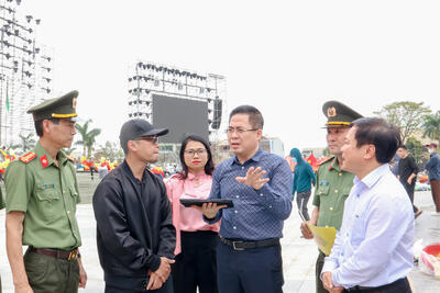 Chủ tịch UBND tỉnh Nguyễn Hoàng Giang kiểm tra tại Quảng trường đường Phạm Văn Đồng ( TP. Quảng Ngãi)
