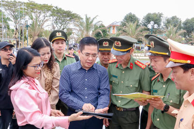 Chủ tịch UBND tỉnh Nguyễn Hoàng Giang kiểm tra tại Quảng trường đường Phạm Văn Đồng (TP. Quảng Ngãi)
