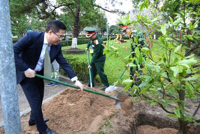 Đại biểu trồng cây lưu niệm tại Bảo tàng Ba Tơ