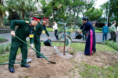 Đại biểu trồng cây lưu niệm tại Bảo tàng Ba Tơ